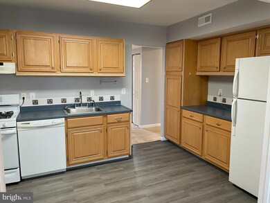 1623 Parkcrest Cir unit 201, Reston, VA 20190 - photo 2