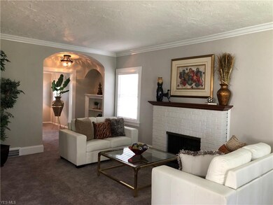 FIREPLACE, OVERSIZED BASE AND CROWN MOLDING. ARCHE