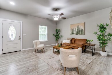 216 W Tennie St, Gainesville, TX 76240 - photo 5