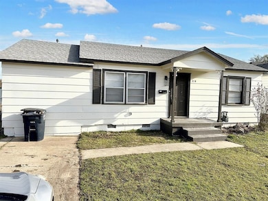 View of front of property featuring a front yard