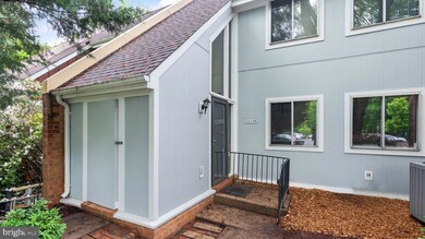 11116 Forest Edge Dr, Reston, VA 20190 - photo 5