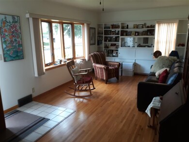 1322 W Linn St, Marshalltown, IA 50158 - photo 5