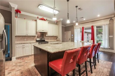 Beautiful spacious kitchen, with granite counterto