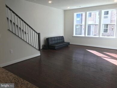 13353 Launders St, Herndon, VA 20171 - photo 4