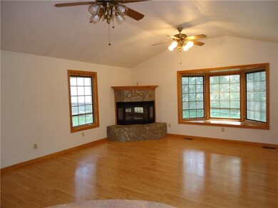 A great room to relax winter or summer in this hug