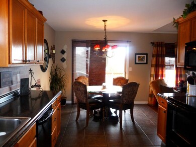 kitchen to eat in area