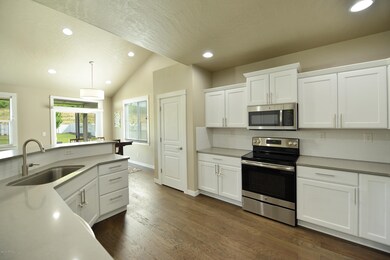 4 Gorgeous White Kitchen & Quartz