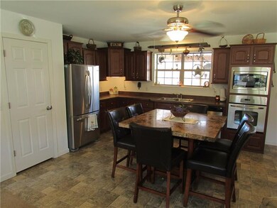 Well equipped eat-in kitchen
