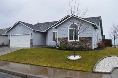 643 Sheffield Dr, Eagle Point, OR 97524 - photo 2