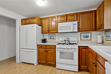 9 Friendship Ct, Mashpee, MA 02649 - photo 5