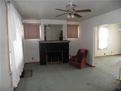 Living Room. SPACIOUS LIVING ROOM WITH NON-FUNCTIO