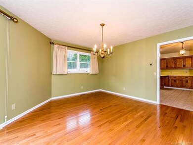 38 Tuckaway Dr, Hendersonville, NC 28792 - photo 7