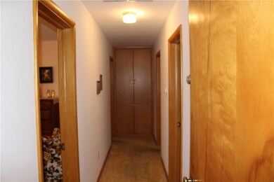 Hallway to the becrooms