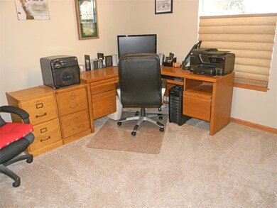 206 N Hillcrest Cir, Center Point, IA 52213 - photo 5