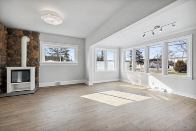 07_411OakStreet_10003_LivingRoom_MRED_20