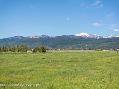 Mtn views to the East