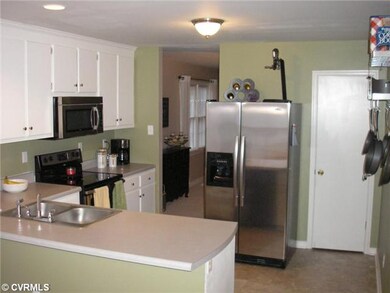 Kitchen - Nicely updated kitchen great for any coo