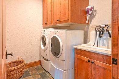 Laundry room w sink