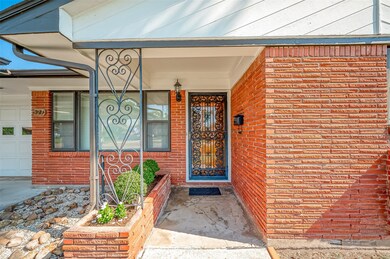 527 Spell St, Houston, TX 77022 - photo 4