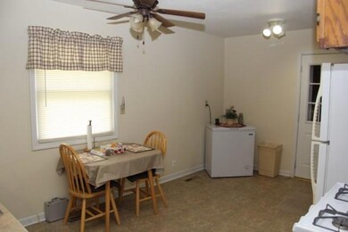 400 & 404 E 27th St S, Newton, IA 50208 - photo 4