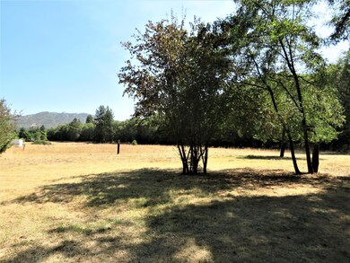 6572 Cypress Dr, Central Point, OR 97502 - photo 5