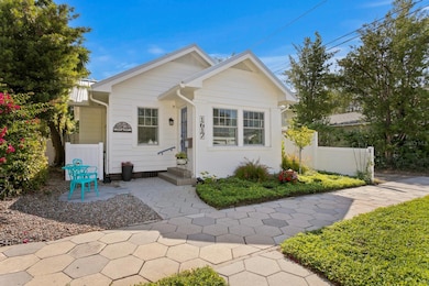 Welcome to 1617 Oak Street NE!