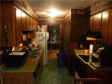 EAT-IN KITCHEN WITH A FLAT COOKTOP COMBO OVEN, DIS
