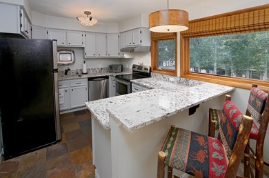 2560_kinnickinnick_unit_1_kitchen_1