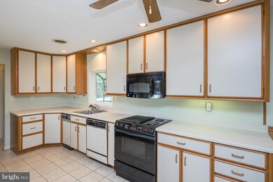 10836 Harding Rd, Laurel, MD 20723 - photo 5