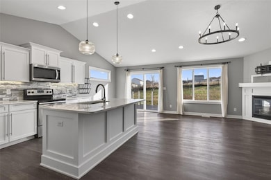 2609 E 48th St, Des Moines, IA 50317 - photo 2