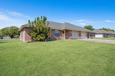 2105 Albert Broadfoot St, Bonham, TX 75418 - photo 2