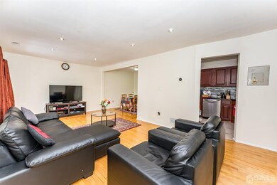 106 Michaels Ct, Woodbridge, NJ 07095 - photo 2