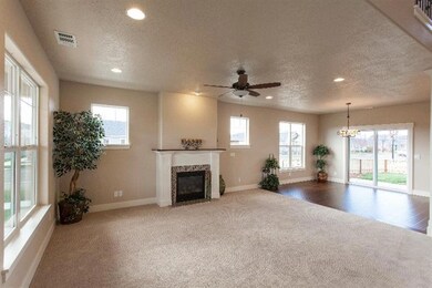 542 Golden Peak Dr, Central Point, OR 97502 - photo 6