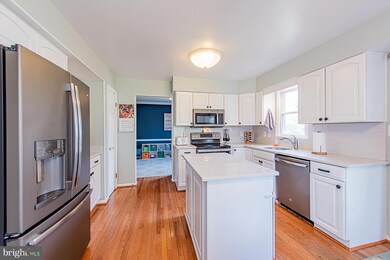 6910 Stratford Dr, Sykesville, MD 21784 - photo 5