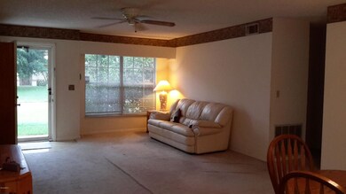 835 Dupont living room