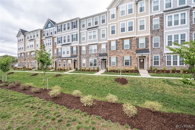 View of front facade featuring a front lawn