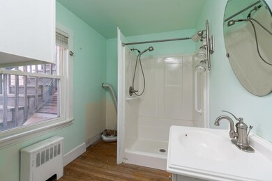 1st Floor Bath2
