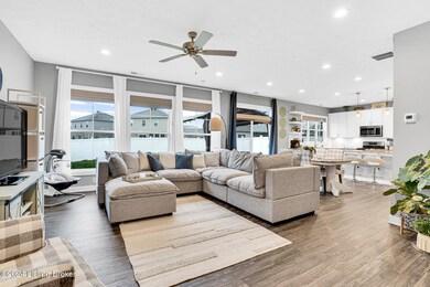 6417 Oak Village Dr, Louisville, KY 40228 - photo 5