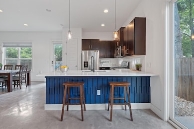 Kitchen with appliances with stainless steel fini