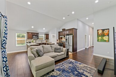 1987 Brentwood Dr, Alvin, TX 77511 - photo 4