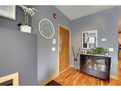 Good-sized entry area