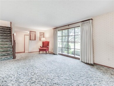 Large curved front window in the livingroom.