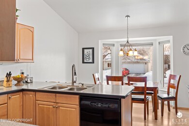 Kitchen & Dining