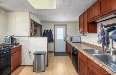 335 Delaware Ct, Carpentersville, IL 60110 - photo 5