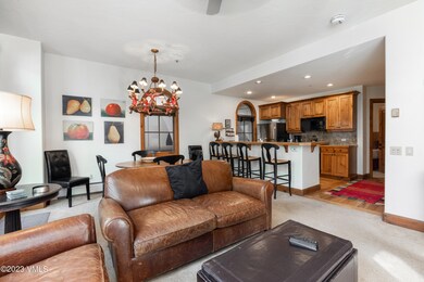 alpine_club_203_interior_living_b