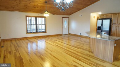 406 Colonial Dr, Berkeley Springs, WV 25411 - photo 7