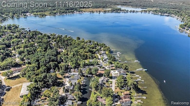 Walk to all sports Portage Lake! There's a public access at the end of 2nd St. where you can drop a kayak or paddle board in and enjoy Michigan lake life!