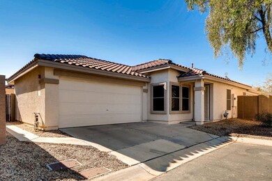 8875 E Arizona Park Pl-large-003-9-Exter