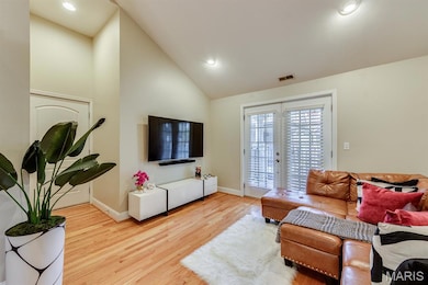 8140 Whitburn Dr, Saint Louis, MO 63105 - photo 3