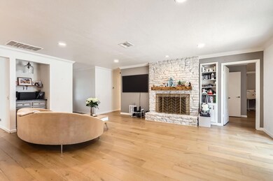 Living area featuring crown molding, hardwood / w